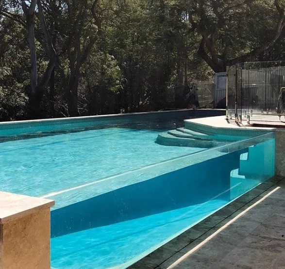 ¿Cuáles son los beneficios de una piscina acrílica en la azotea en un hotel?
