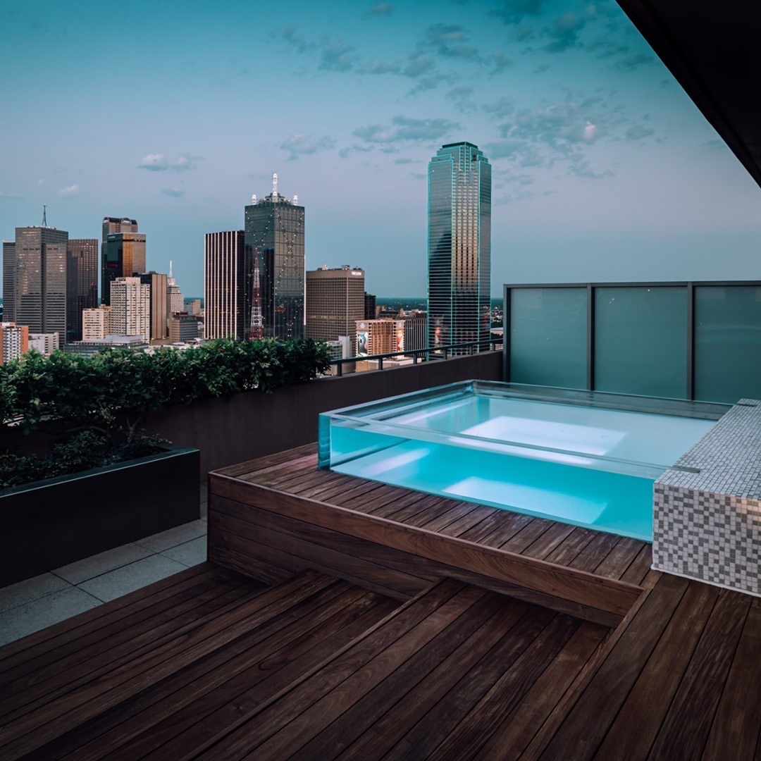 ¿Cómo se mantiene una piscina acrílica en el patio de su hogar?