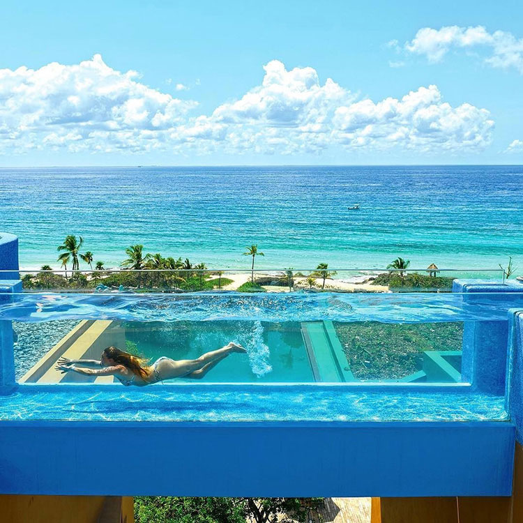 Piscina de acrílico al aire libre junto al mar